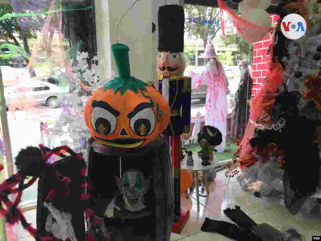 Piezas de decoración de Halloween comparten espacios con la decoración de Navidad. [Foto: Carolina Alcalde, VOA]