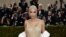 Foto Achiv: Kim Kardashian nan gala Mize Metwopoliten Ar ak Kostim lan nan Nouyok, 2 Me 2022. 