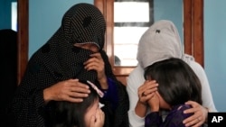 La familia de una adolescente de 19 años que fue víctima de un atacante suicida llora en Kabul, Afganistán, el viernes 30 de septiembre de 2022.