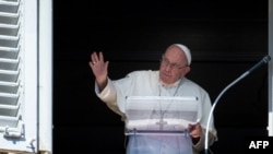 El papa Francisco saluda a los fieles reunidos en la Plaza de San Pedro del Vaticano durante el rezo del Ángelus, el 2 de octubre de 2022.