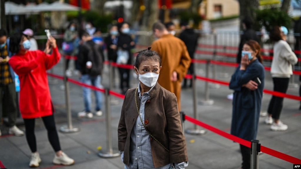 上海静安区居民排队做核酸。（2022年10月25日）(photo:VOA)