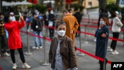 上海静安区居民排队做核酸。（2022年10月25日）