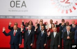 El Secretario de Estado de los Estados Unidos, Anthony Blinken, segundo desde la izquierda, se para y saluda con los líderes y representantes de la OEA durante la 52.a Asamblea General de la OEA en Lima, Perú, el 6 de octubre de 2022.