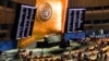 ARCHIVO - Los monitores de video muestran el voto de la nación miembro en la Asamblea General de las Naciones Unidas a favor de una resolución que condena el referéndum ilegal de Rusia en Ucrania, el 12 de octubre de 2022 en la sede de la ONU.