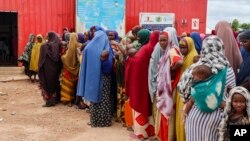 বাস্তুচ্যুতদের জন্য তৈরি করা শিবিরে পুষ্টিগত সহায়তা নিচ্ছে সোমালিয়ার নারী ও শিশুরা। ১২ অক্টোবর, ২০২২।