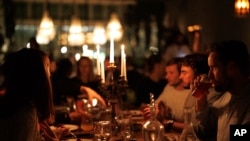 Брюссельський ресторан Броварня Сюрреаліст влаштувала 28 вересня вечерю при свічках, щоб заохотити відвідувачів замислитися про можливу ситуацію без газу й електроенергії.
