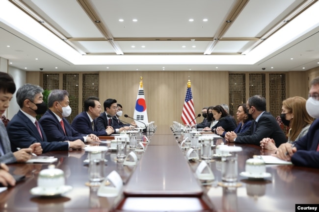 29일 방한한 카멀라 해리스 미국 부통령이 서울 용산 대통령실에서 윤석열 한국 대통령과 만났다. 사진: 한국 대통령실.