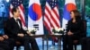 美国副总统卡马拉·哈里斯2022年9月27日在东京与韩国总理韩德洙会面。