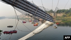 Spasilačko osoblje provodi operacije potrage nakon što se most srušio u Morbiju, 31. oktobar 2022.