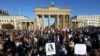 ARCHIVO - La gente se reúne frente a la Puerta de Brandenburgo en Berlín, el 7 de octubre de 2022 para protestar contra el gobierno de Irán en memoria de Mahsa Amini, una joven iraní que murió después de ser arrestada en Teherán por la "policía moral" de Irán.