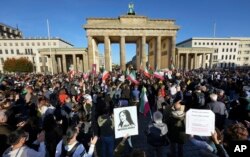 Orang-orang berkumpul di depan Gerbang Brandenburg di Berlin, Jerman, Jumat, 7 Oktober 2022 untuk memprotes pemerintah Iran terkait kematian Mahsa Amini. (Foto: AP)