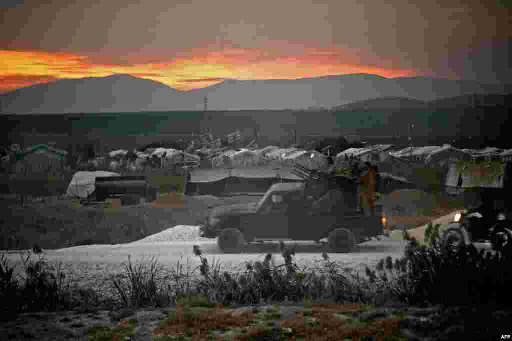 Members of the Hayat Tahrir al-Sham (HTS) jihadist group advance towards the village of Jindayris in the Afrin region of Syria&#39;s rebel-held northern Aleppo province, Oct. 12, 2022, amid ongoing reported clashes between rival factions competing for power.