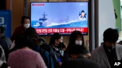 24일 한국 서울역 내 TV에서 북한 선박의 서해 북방한계선(NLL) 침범에 따른 한국군의 경고 사격과 북한군의 위협 사격 소식이 방송되고 있다. 