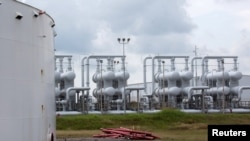 Tank penyimpanan minyak dan perlengkapan jalur pipa minyak mentah terlihat di tempat penyimpanan minyak strategis di Freeport, Texas, pada 9 Juni 2016. (Foto: Reuters/Richard Carson)