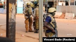 Six civils ont été tués et un blessé lundi lors de l'attaque d'une localité par des jihadistes présumés dans la région du Centre-ouest du Burkina Faso, a annoncé mardi le gouverneur 