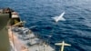 Sebuah pesawat nirawak atau drone buatan Iran diluncurkan dari kapal perang dalam latihan perang di Iran, 25 Agustus 2022 (Foto: Iranian Army via AP) 