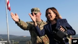 Vice-Presidente americana, Kamala Harris, e um militar na Zona Desmilitarizada entre a Coreia do Norte e a Coreia do Sul, em Panmunjom, Coreia do Sul, 29 Setembro 2022