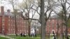 ARCHIVO - Los estudiantes caminan por Harvard Yard, el 27 de abril de 2022, en el campus de la Universidad de Harvard en Cambridge, Massachusetts.