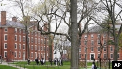 ARCHIVO - Los estudiantes caminan por Harvard Yard, el 27 de abril de 2022, en el campus de la Universidad de Harvard en Cambridge, Massachusetts.