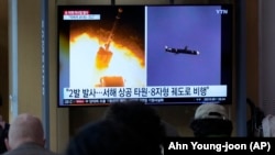 13일 한국 서울역에 설치된 TV에서 북한의 잇단 미사일 발사 관련 보도가 나오고 있다.