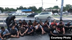 မလေးရှားနိုင်ငံ၊ မလက္ကာမြို့က ထိုင်း-မလေးရှားအစားအစာရောင်းပွဲမှာ အဖမ်းခံရတဲ့ မြန်မာအပါအဝင် အထောက်အထားမဲ့အလုပ်သမားများ။ (အောက်တိုဘာ ၂၉ ၊ ၂၀၂၂/ ဓာတ်ပုံ-မလေးရှားလဝက)