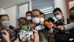 El responsable del gobierno local de Uthai Sawan, Danaichok Boonsom, habla con la prensa en una comisaría en Uthai Sawan, nordeste de Tailandia, el domingo 9 de octubre de 2022. (AP Foto/Sakchai Lalit)