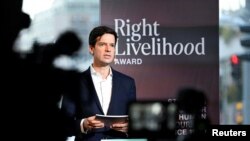 The Right Livelihood Awards diberikan oleh CEO dan anggota juri Ole von Uexkull selama konferensi pers di Culture House di Stockholm, Swedia 29 September 2022. (TT News Agency/Jessica Gow via REUTERS)