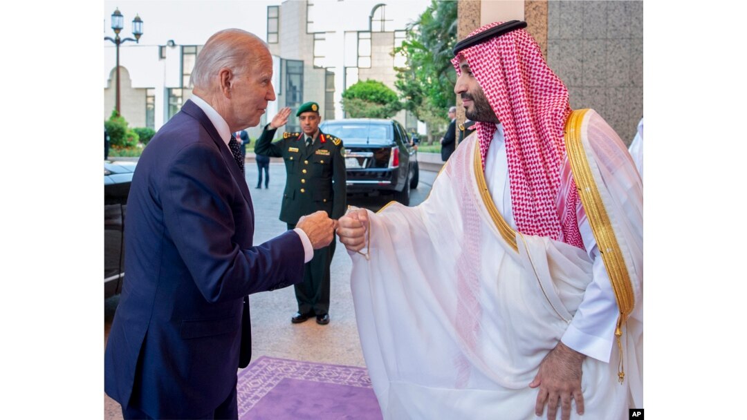 Rais wa Marekani Joe Biden alipokutana na Mwana mfalme Mohammed bin Salman Saudi Arabia Julai 15, 2022. (Bandar Aljaloud/Saudi Royal Palace via AP, File)