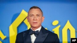 Daniel Craig posa para los fotógrafos a su llegada al estreno de la película 'Glass Onion: A Knives Out Mystery', en la noche de clausura del Festival de Cine de Londres 2022, el 16 de octubre de 2022.