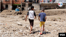 Los niños juegan entre los escombros en el poblado de Las Tejerías.