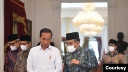 Presiden Jokowi berbincang dengan Ketua Umum PBNU Yahya Cholil Staquf, di Istana Merdeka, Jakarta, Kamis (22/09) usai membahas persiapan R20. (Foto: BPMI Setpres/Rusman)