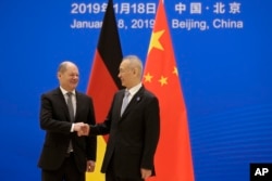 时任德国副总理兼财政部长的朔尔茨与中国副总理刘鹤在北京钓鱼台国宾馆举行高层金融对话。（2019年1月18日）