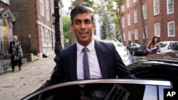 El nuevo líder del Partido Conservador del Reino Unido, Rishi Sunak, deja la oficina de campaña en Londres el 24 de octubre de 2022.