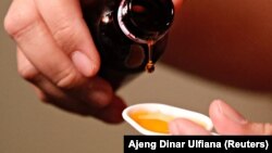 Obat batuk sirop,19 Oktober 2022. (Foto: REUTERS/Ajeng Dinar Ulfiana)