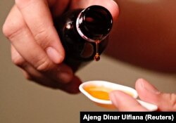 Obat batuk sirop,19 Oktober 2022. (Foto: REUTERS/Ajeng Dinar Ulfiana)