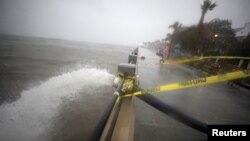 Una bomba de la ciudad desagua las calles mientras el huracán Ian se acerca a Charleston, Carolina del Sur, el miércoles 30 de septiembre de 2022.