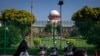 Seorang pengacara berjalan di depan gedung Mahkamah Agung menjelang vonis larangan hijab, di New Delhi, India, Kamis, 13 Oktober 2022. (AP/Altaf Qadri)
