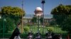 Seorang pengacara berjalan di depan gedung Mahkamah Agung menjelang vonis larangan hijab, di New Delhi, India, Kamis, 13 Oktober 2022. (AP/Altaf Qadri)
