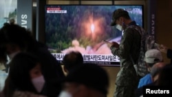 지난 25일 한국 서울역 내 TV에서 북한 미사일 발사 뉴스가 방송되고 있다. (자료사진)