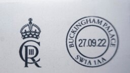 Sandi baru Raja Inggris Charles III di Kantor Pos Istana Buckingham, London, Selasa 27 September 2022.