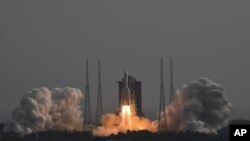 Roket pembawa Long March-5B Y4 yang membawa modul lab ruang angkasa Mengtian, meluncur dari Pusat Peluncuran Satelit Wenchang di Provinsi Hainan, China selatan, Senin, 31 Oktober 2022. (Hu Zhixuan/Xinhua via AP)