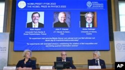 El secretario general de la Real Academia Sueca de Ciencias Hans Ellegren, centro, Eva Olsson, izquierda y Thors Hans Hansson, miembros del Comité del Nobel de Física, anuncian al ganador del Premio Nobel de Física 2022.