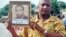Un Guinéen tient le portrait d'une des victimes de la dictature d'Ahmed Sékou Touré, le 3 octobre 2008 à Conakry, en Guinée.