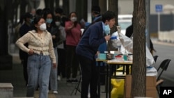 Sejumlah warga mengantre untuk menjalani tes usap COVID-19 yang dilakukan secara rutin di Beijing, China, pada 13 Oktober 2022. (Foto: AP/Andy Wong)