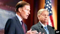 Senatori Richard Blumenthal (majtas) dhe Senatori Lindsey Graham (djathtas) gjatë konferencës së përbashkët për shtyp (29 shtator 2022)