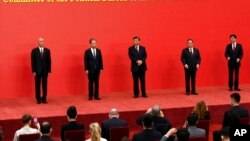 বেইজিংয়ের গ্রেট হল অফ দ্য পিপল-এ চীনের প্রেসিডেন্ট শি জিনপিং-এর নেতৃত্বে নতুন পলিটব্যুরো স্থায়ী কমিটির সদস্যরা, ২৩ অক্টোবর ২০২২।