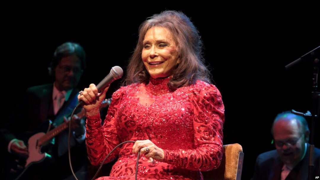 ARCHIVO - En esta foto del 28 de agosto de 2016, Loretta Lynn se presenta en un concierto en el American Music Theatre en Lancaster, Pensilvania, EE.UU.