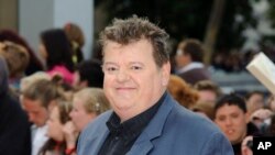 Robbie Coltrane tiba di Trafalgar Square London untuk pemutaran perdana dunia "Harry Potter and The Deathly Hallows: Part 2," pada 7 Juli 2011. Coltrane, 72, meninggal 14 Oktober 2022, di sebuah rumah sakit di Skotlandia. (Foto: AP)