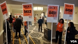 El recinto de votación en Washington DC tiene inscritos 14.500 brasileños, la mañana de domingo el flujo ha sido contante y sin contratiempos., según observadores y responsables del centro instalado en hotel de la capital estadounidense. (Foto VOA / Tomás Guevara)