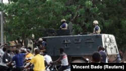 ARCHIVES- Des éléments de l’armée burkinabè en patrouille à Ouagadougou, octobre 2022. 